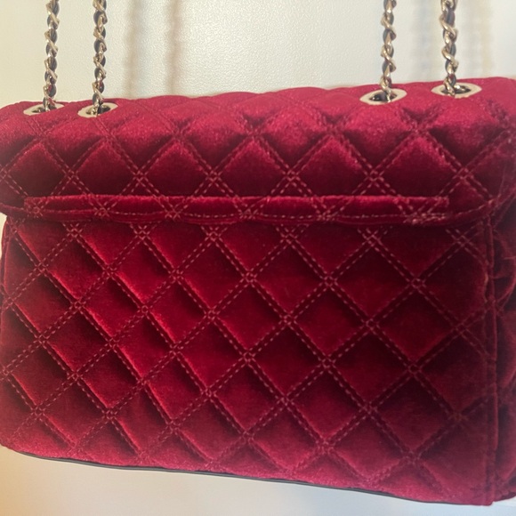 Guess red velvet bag. Brand new without tags - Picture 4 of 6